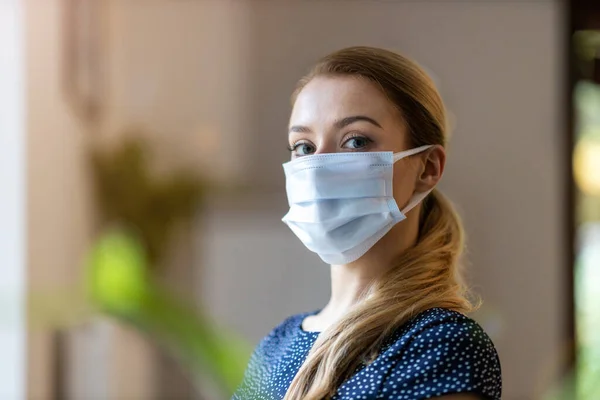 Donna Che Indossa Una Maschera Protettiva Ufficio Sicurezza Protezione Durante — Foto Stock