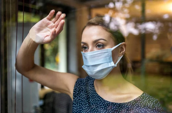 Vrouw Met Beschermend Gezichtsmasker Kantoor Voor Veiligheid Bescherming Tijdens Covid — Stockfoto