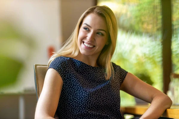 Retrato Uma Jovem Empresária Relaxada Sentada Escritório — Fotografia de Stock