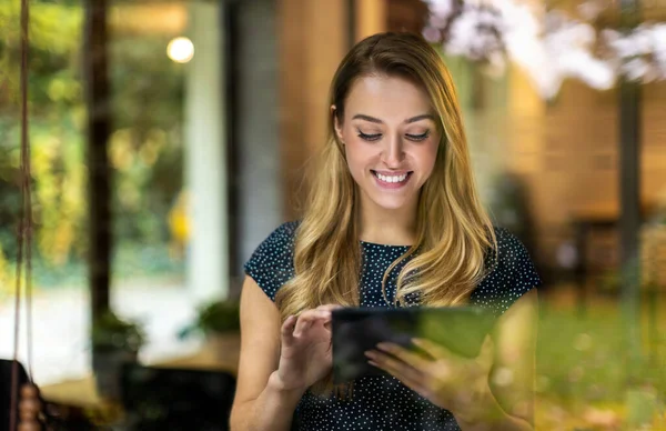 Junge Geschäftsfrau Nutzt Digitales Tablet Büro — Stockfoto