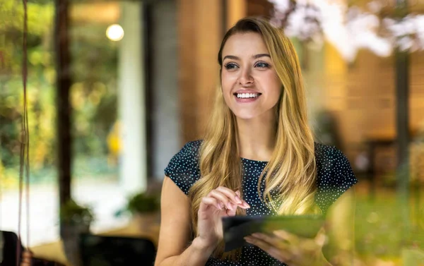 Joven Empresaria Usando Tableta Digital Oficina — Foto de Stock