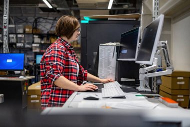 Matbaada çalışan bir kadın.