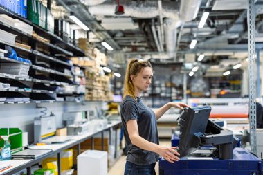 Matbaada çalışan bir kadın.