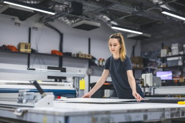 Matbaada çalışan bir kadın.