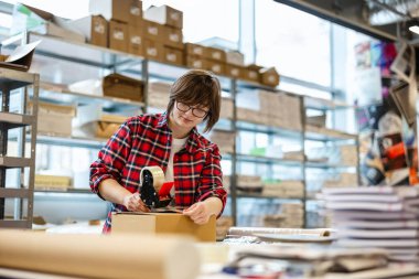 Kadın İşçi Kaydetme Karton Kutusu