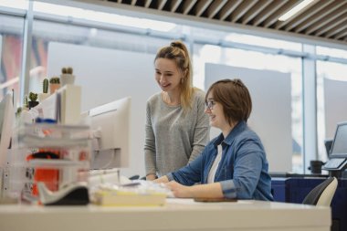 Matbaada çalışan profesyonel kadın çalışanlar.