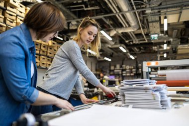 Matbaada çalışan profesyonel kadın çalışanlar.