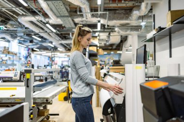 Matbaada çalışan bir kadın.