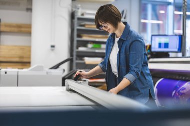 Matbaada çalışan bir kadın.