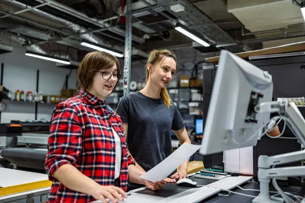 Professionele Vrouwelijke Medewerkers Werkzaam Een Drukkerij Rechtenvrije Stockfoto's