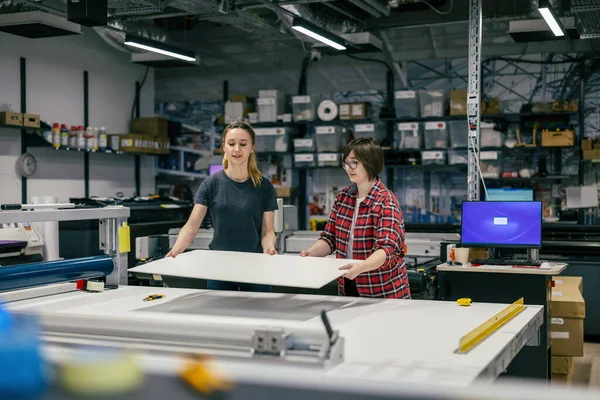 在印刷厂工作的专业女雇员 免版税图库图片
