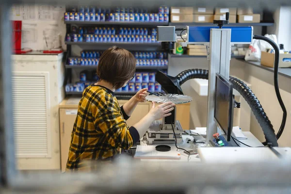 Egy Aki Egy Olyan Gépet Üzemeltet Amely Logókat Nyomtat Tollakra Stock Kép