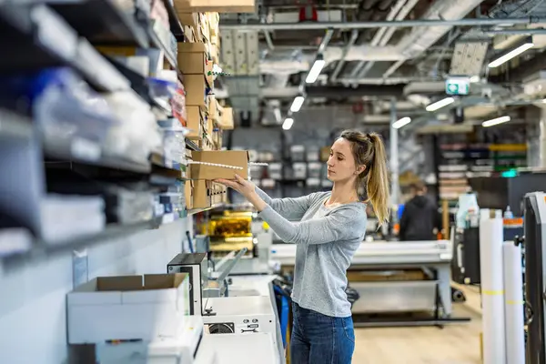 Mujer Trabajando Una Fábrica Impresión Imagen de archivo