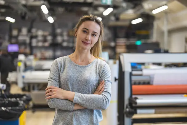 Mujer Trabajando Una Fábrica Impresión Imagen de stock