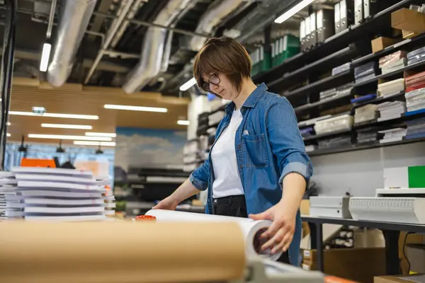 Vrouw Werkzaam Een Drukkerij Rechtenvrije Stockafbeeldingen