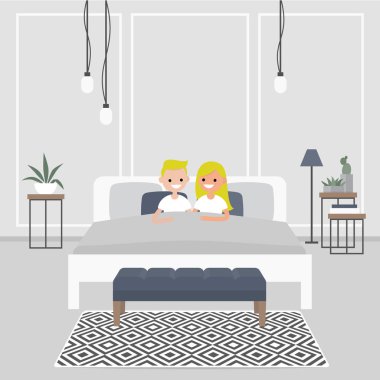 Modern yatak odası iç. Çift kişilik yatakta yatan genç beyaz yetişkinlerin. İskandinav tasarım.