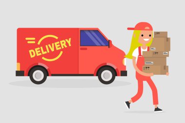 Teslimat hizmeti. Parsel yığını tutan genç gülümseyen kurye