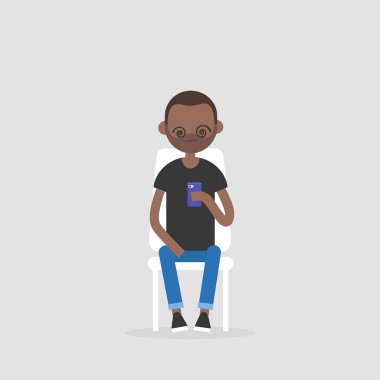 Yeni teknolojiler, kavramsal çizimi. Genç siyah karakter smartphone ekran bakarak hipnotize. Bin yıllık üretimi / düz düzenlenebilir vektör, küçük resim