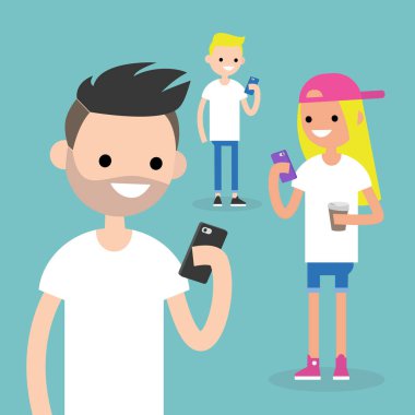 Mobil messenger kavramı. Sosyal medya. Bir grup genç insan akıllı / düz düzenlenebilir vektör resim, küçük resim