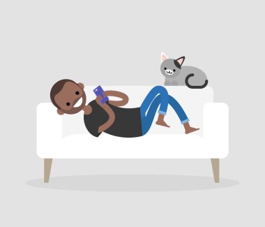 Kanepede yatan ve kontrol belgili tanımlık smartphone bin yıllık karakter. Sosyal ağlar ve apps. Düz düzenlenebilir vektör çizim, küçük resim. Modern bir yaşam tarzı. İletişim teknolojileri.