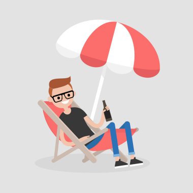 Genç bir şezlong plaj şemsiyesi altında oturan ve bira içme karakter. Tatil. Yaz. Hafta sonu. Açık. Düz düzenlenebilir vektör çizim, küçük resim
