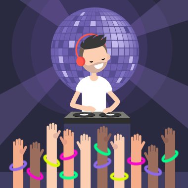 Giyen kulaklık ve bir kayıt turntable tırmalamak Dj / parti insanlar. Disko gece. Dans pistinde Neon Bilezik takıyor ellerini kaldırdı. Gençlerin gece kulübünde eğleniyor.