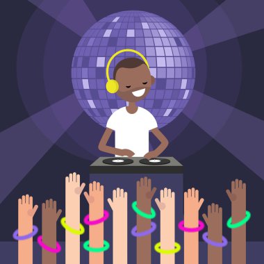 Giyen kulaklık ve bir kayıt turntable tırmalamak Dj / parti insanlar. Disko gece. Dans pistinde Neon Bilezik takıyor ellerini kaldırdı. Gençlerin gece kulübünde eğleniyor.