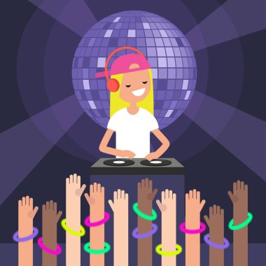 Giyen kulaklık ve bir kayıt turntable tırmalamak Dj / parti insanlar. Disko gece. Dans pistinde Neon Bilezik takıyor ellerini kaldırdı. Gençlerin gece kulübünde eğleniyor.
