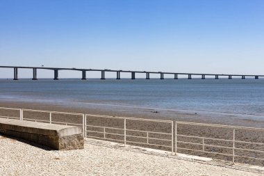 Lisbon, Portekiz - 11 Temmuz 2018. Parque das Nacoes görüldüğü gibi Vasco da Gama Köprüsü