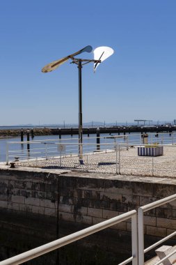 Lisbon, Portekiz - 11 Temmuz 2018. Yat görünümünü dock Parque das Nacoes, Lisboa gezinti.