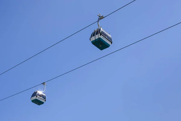 Lisbon, Portekiz - 11 Temmuz 2018. Teleferik Parque das Nasoe içinde