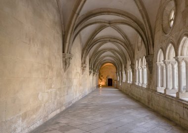 Alcobaca, Portekiz - 20 Mayıs 2018: Koridor Mosteiro de Santa Maria de Alcobaca