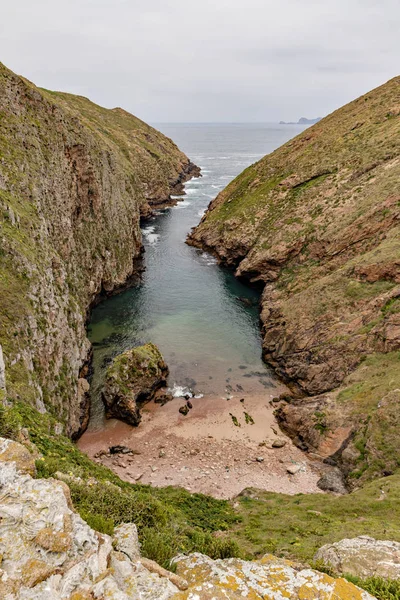 Berlengas wyspy, Portugalia - mała plaża i Kanion — Zdjęcie stockowe