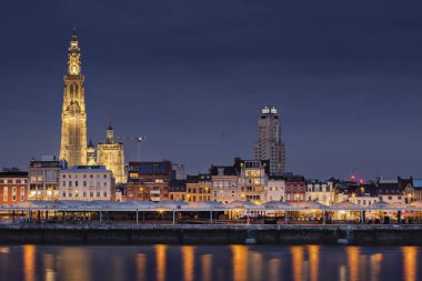 Antwerp, Belçika kadınımız soldaki Katedrali ile güzel manzarası. 