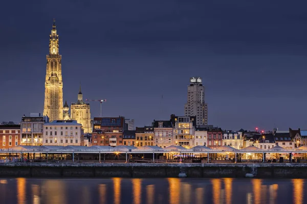 O belo horizonte de Antuérpia, Bélgica, com a Catedral de Nossa Senhora à esquerda . Imagens De Bancos De Imagens Sem Royalties