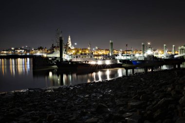 Antwerp, Belçika kadınımız soldaki Katedrali ile güzel manzarası.