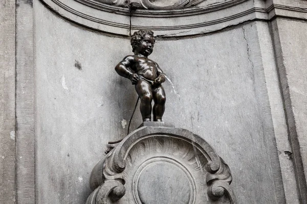 Bryssel - den berömda statyn av Manneken Pis — Stockfoto