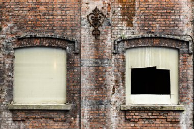 Kentsel dokular-pencerelerin bulunduğu rustik kırmızı tuğla duvar