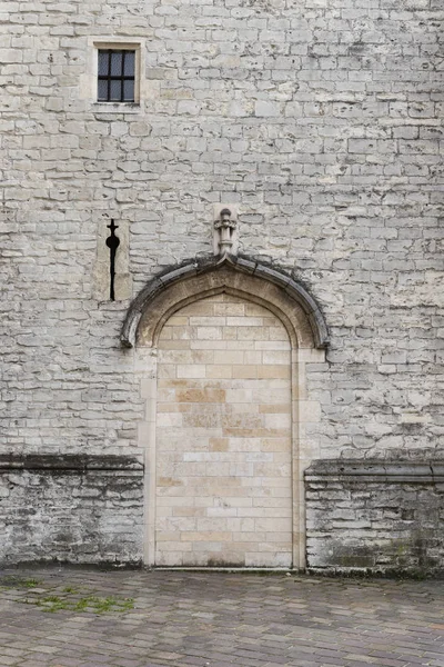 Echte urbane Strukturen - mittelalterliche Mauer mit zugemauertem Portal — Stockfoto