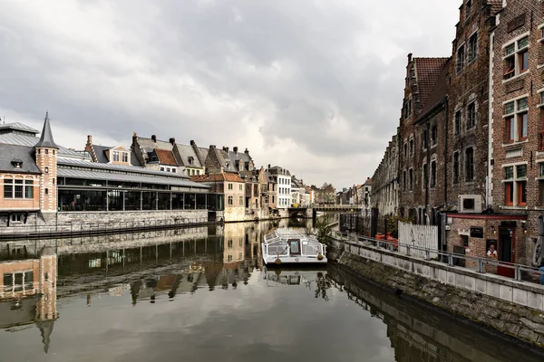 Gent, België - 28 maart 2019: Uitzicht op de rivier Leie vanaf de Grasbrug-brug — Stockfoto