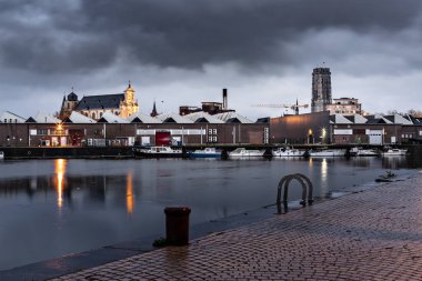 Mechelen, Belçika-2 Nisan 2019: Saint-Rombuld Katedrali ve mavi saatte Beguinage Kilisesi Towesr