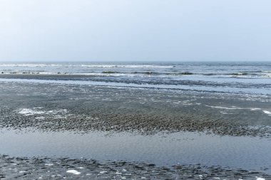 Dalgalar haddeleme ile güzel mavi renkli deniz manzarası 