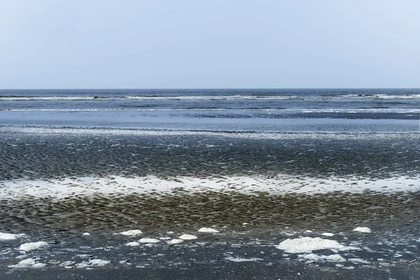 Oostduinkerke, Bélgica, abril de 2019: paisagem marinha azul abstrata — Fotografia de Stock