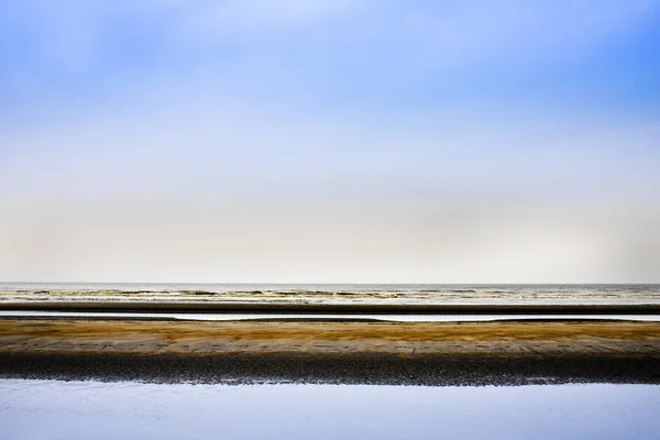 Oostduinkerke, Belçika - Şubat 2019 -Güzel soyut katmanlı deniz manzarası