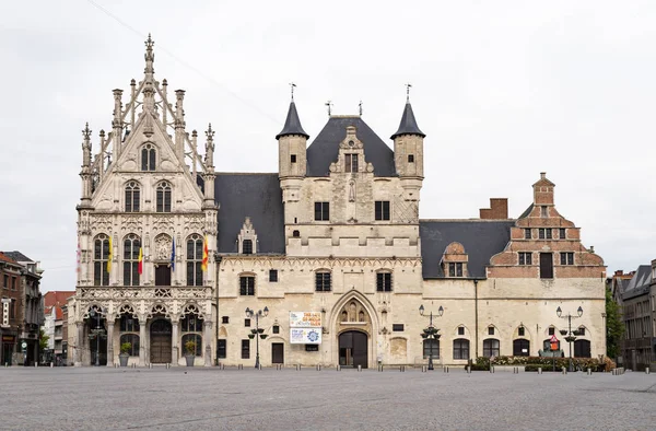 Mechelen, België-06 mei 2019: het stadhuis in Mechelen gezien vanaf de grote markt. — Stockfoto
