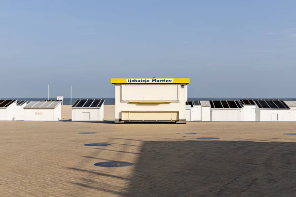 Oostende, Belçika - 11 Mayıs 2019: Deniz kenarında geleneksel Dondurma tezgahı Martine