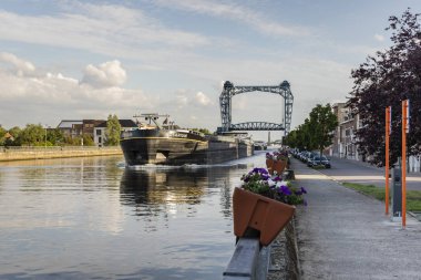 Willebroek, Belçika - 27 Mayıs 2019 Willebroek 'in ünlü demir asma köprüsü altında büyük bir nehir mavnası.