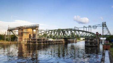 Willebroek, Belçika - 27 Mayıs 2019: Brüksel-Scheldt kanalı üzerindeki Demir Salıncak Köprüsü veya Ijzerenbrug
