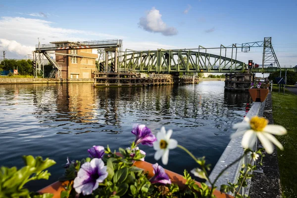 Willebroek, Belgium - May 27, 2019:  The iron swing bridge or Ijzerenbrug over the Brussels-Scheldt canal — Stock Photo, Image