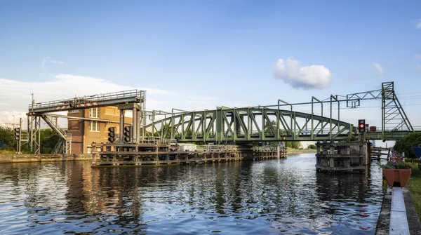 Willebroek, Belgium - May 27, 2019: The iron swing bridge or Ijzerenbrug over the Brussels-Scheldt canal — 图库照片